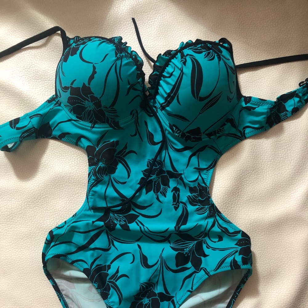 Brand new, tags are missing, size 42 which is 10-12